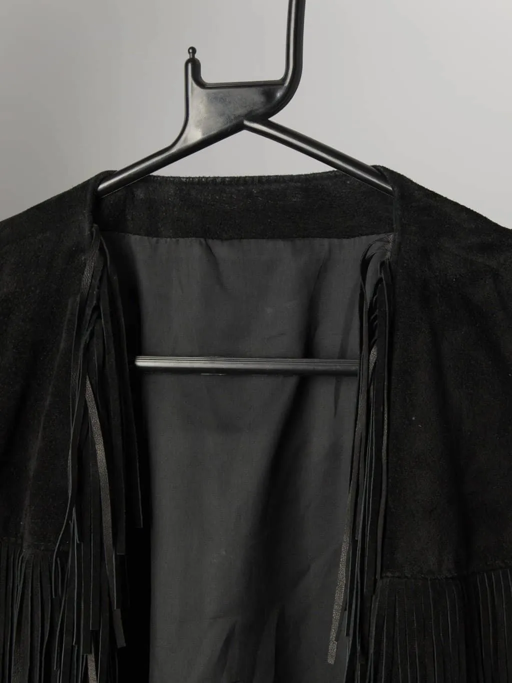 Vintage 1980s long black suede / leather waistcoat cape with tassels – XL